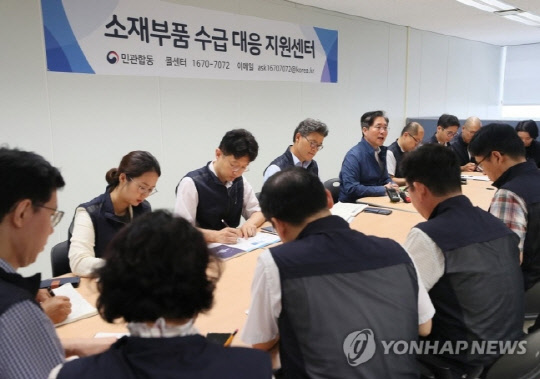 성윤모 산업통상자원부 장관이 지난 8월 3일 서울 중구 대한상공회의소 내 소재부품 수급대응 지원센터에서 기업 지원 체계를 점검하며 발언하고 있다. 이 센터는 산업부 국장을 센터장으로, 기획재정부·중소벤처기업부·환경부·관세청 등 9개 정부부처와 코트라·무역보험공사 등 10개 유관기관, 대한상의·반도체협회·기계산업진흥회 등 협회·단체로 구성된 민관 합동 조직이다.   연합뉴스